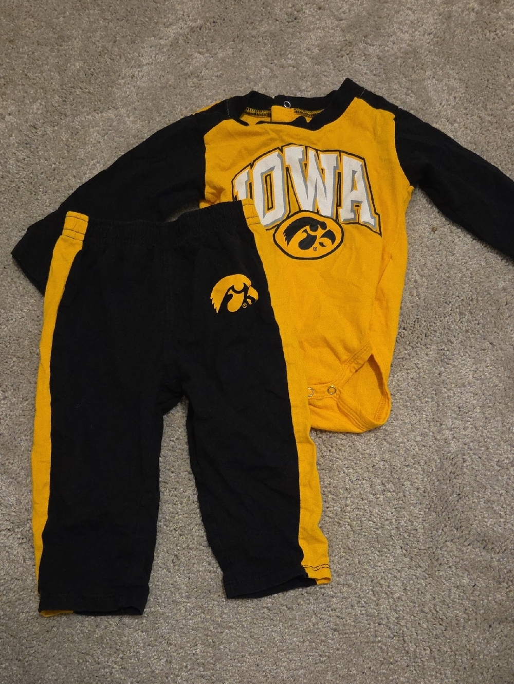 Iowa Hawkeyes Infant Two-Piece Bodysuit Set - Black & Gold